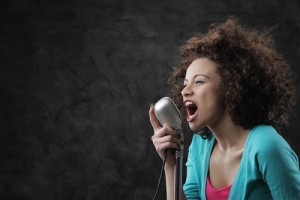 Os 5 erros na hora de cantar agudos e como evitá-los